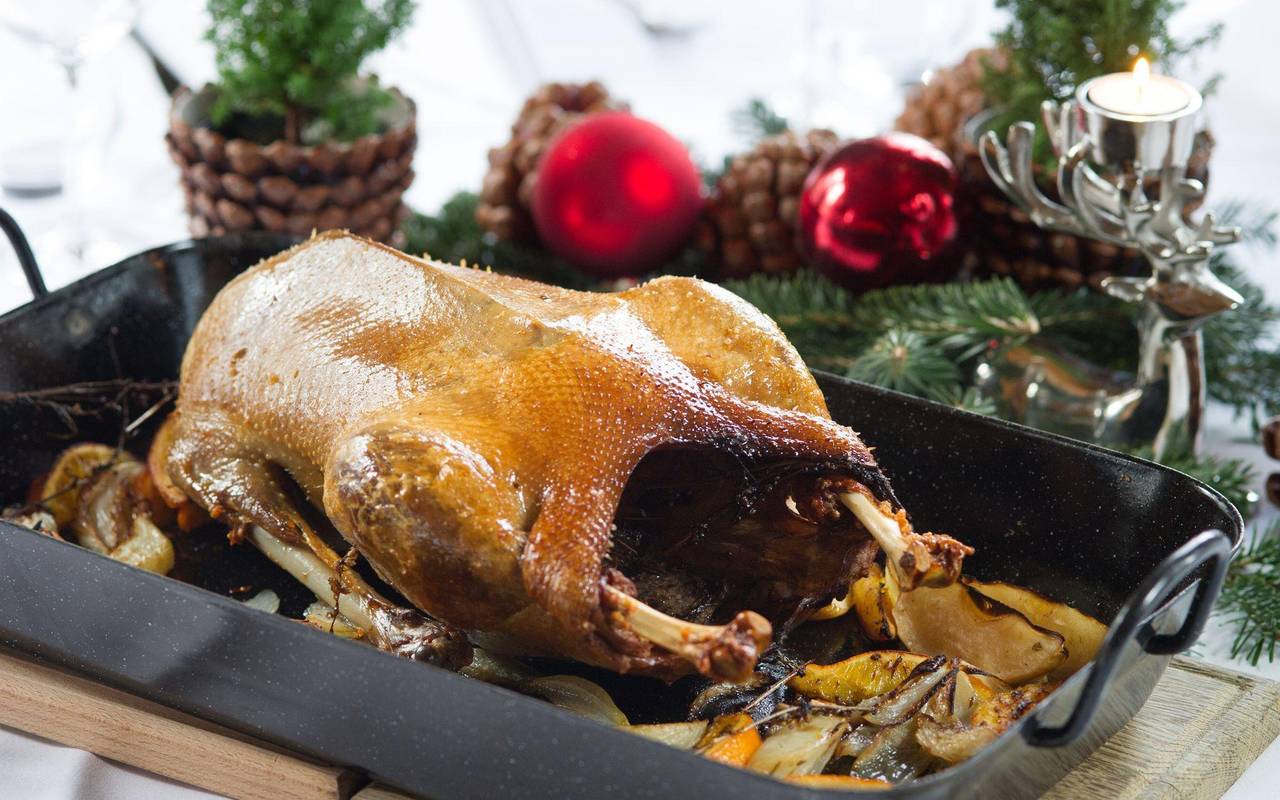 Eine Gänsebraten steht auf einem festlich gedeckten Tisch