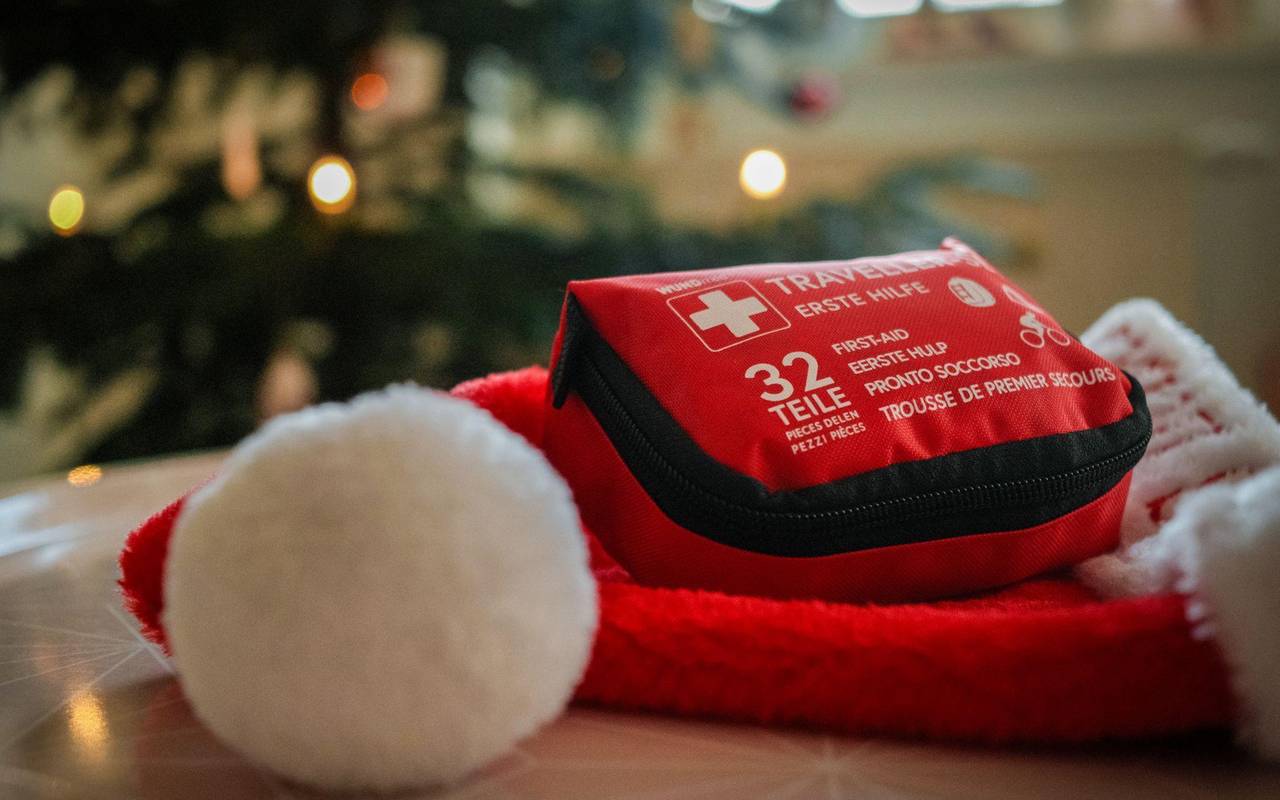 Ein Erste-Hilfe-Set liegt auf einer Weihnachtsmütze
