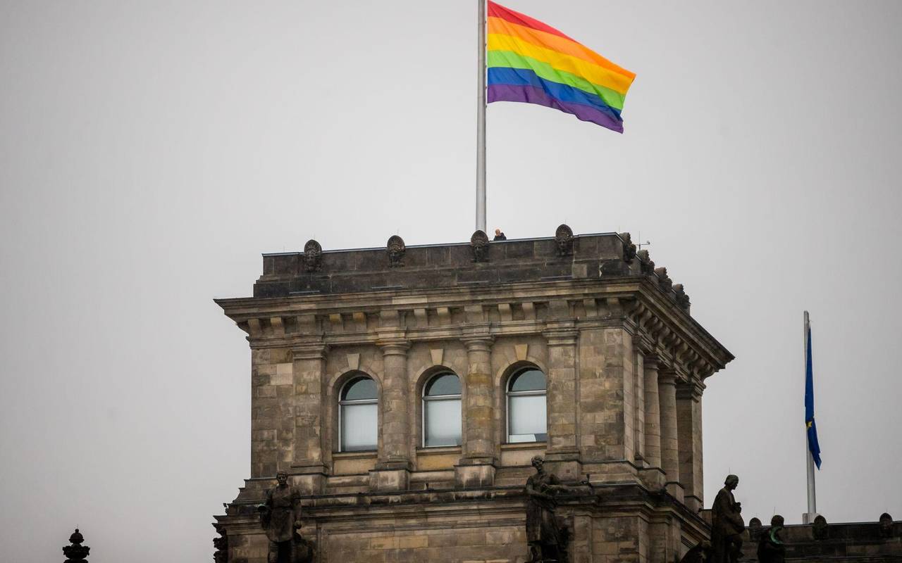 Regenbogenfahne auf dem Reichstagsgebäude