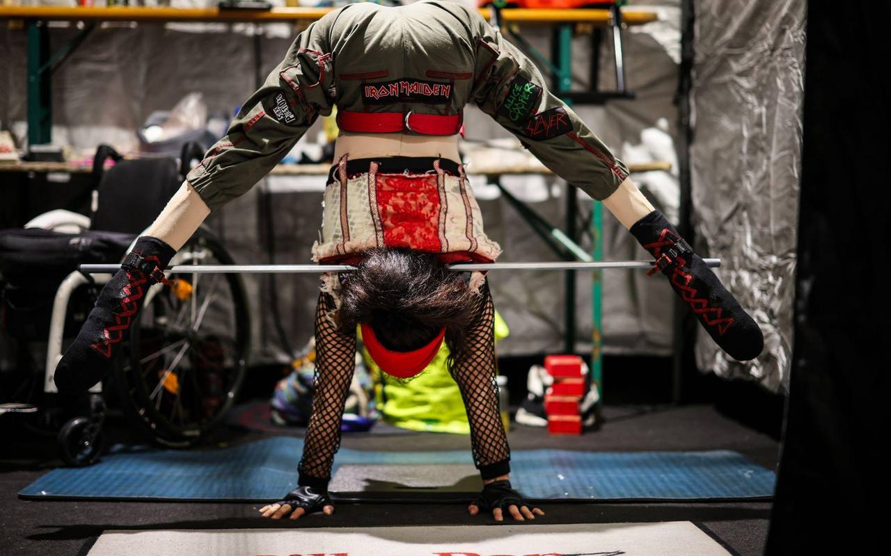 Querschnittsgelähmte Akrobatin Pan