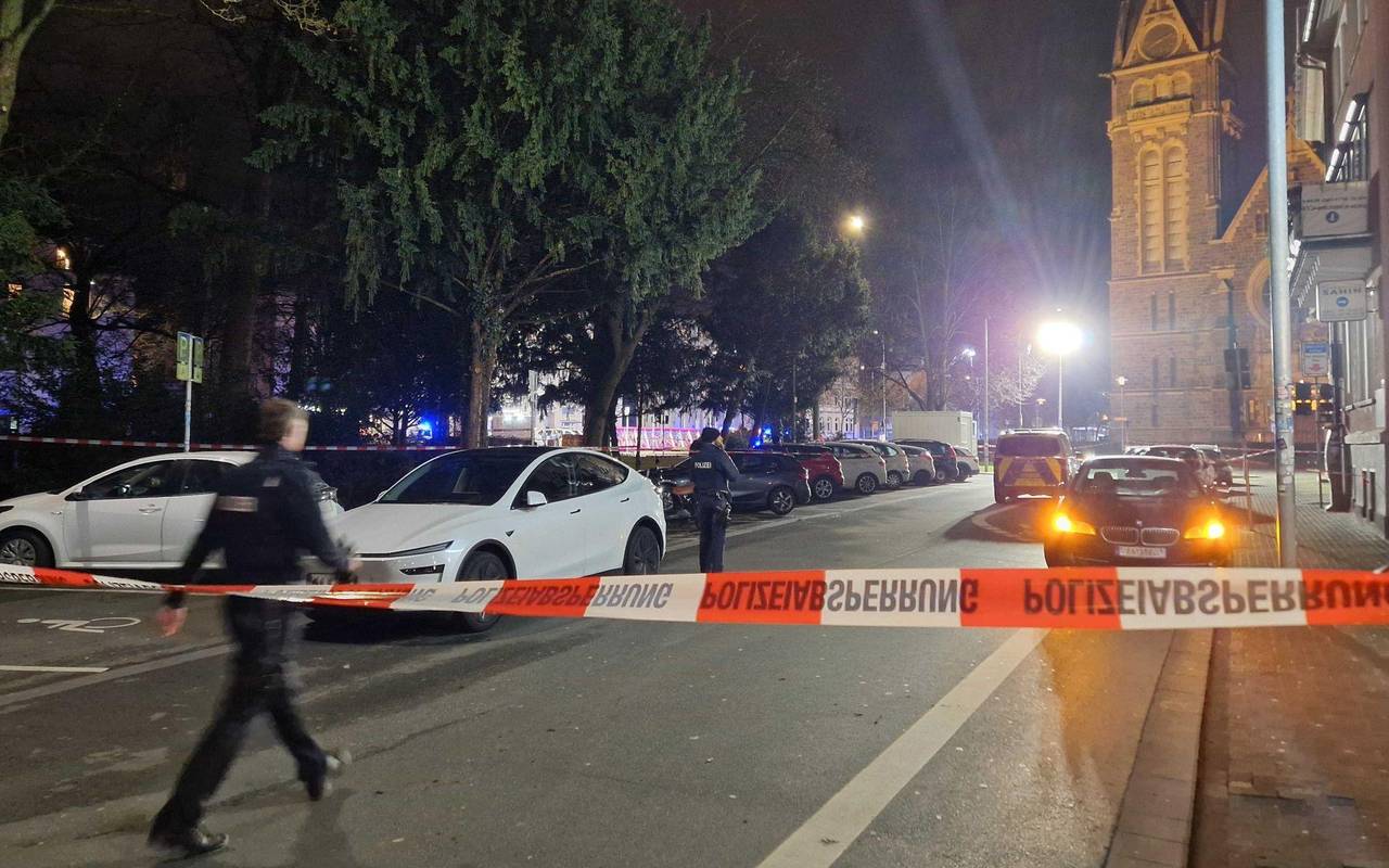 Auto fährt in Bushaltestelle