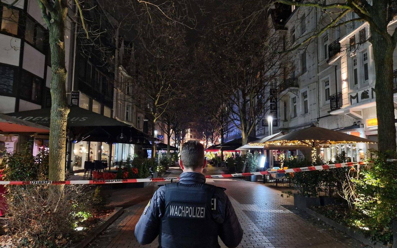 Auto fährt in Bushaltestelle