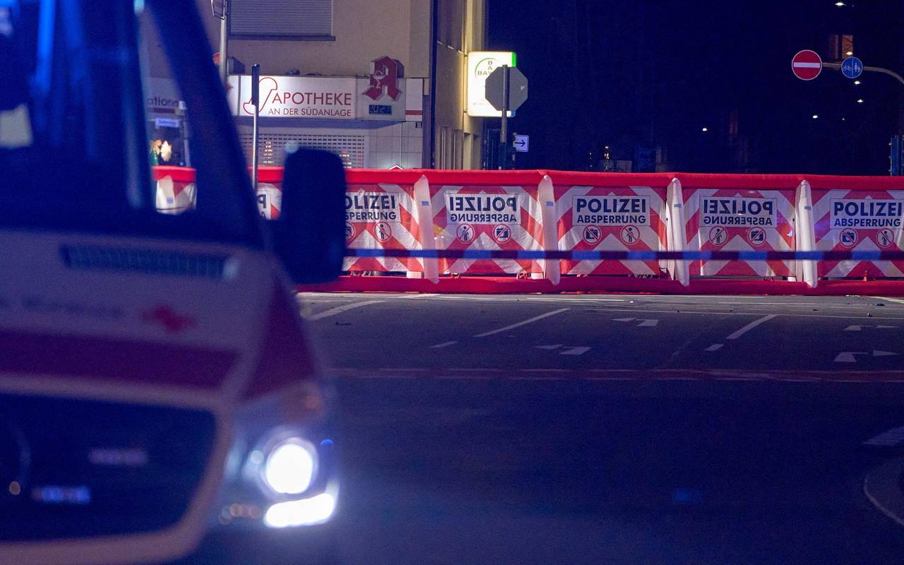 Auto fährt in Bushaltestelle