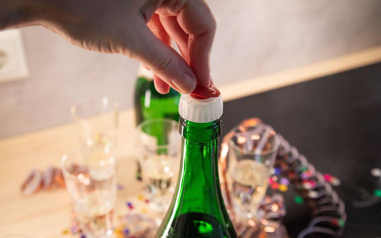 Sektkorken wird in eine Flasche gesteckt