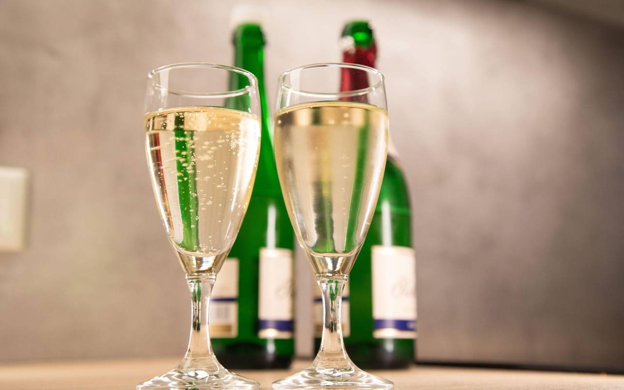 Sektgläser stehen auf einem Tisch