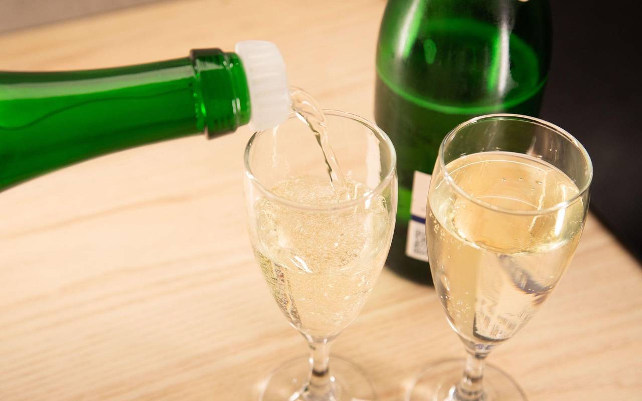 Sekt wird in ein Glas gegossen