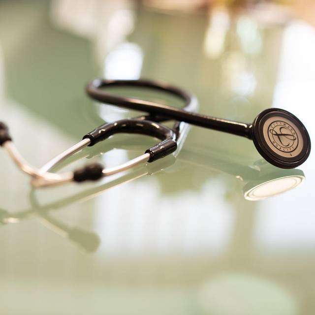 Ein Stethoskop liegt in einem Behandlungszeimmer