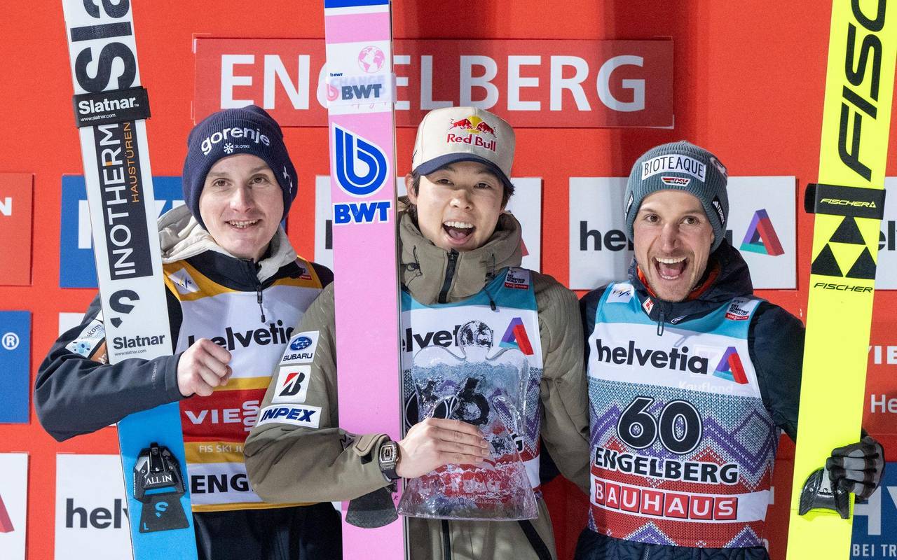 Domen Prevc, Ryoyu Kobayashi und Felix Hoffmann (l-r).