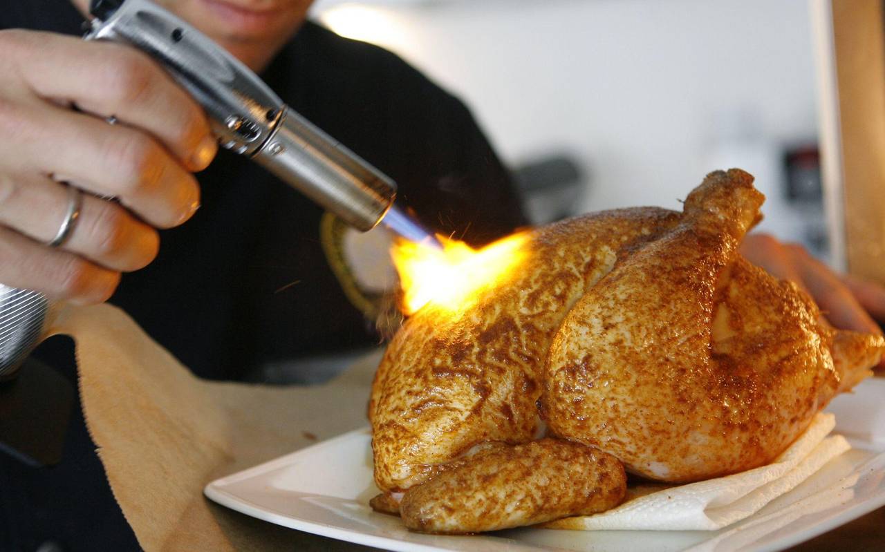 Ein Hähnchen mit einem Bunsenbrenner bräunen