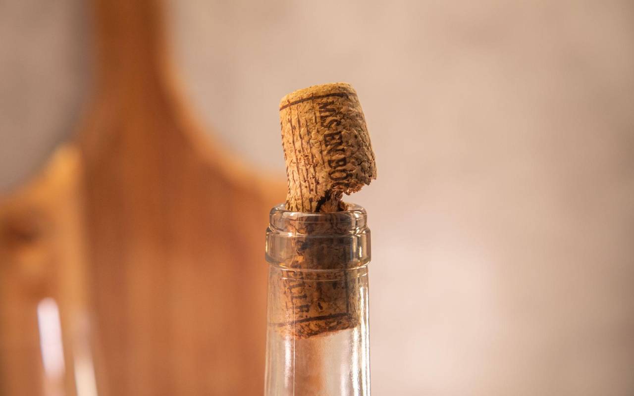 Gerissener Korken steckt in einer Weinflasche