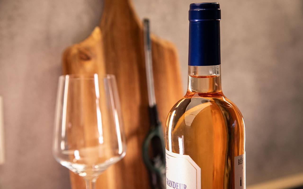 Eine Weinflasche steht neben einem Glas