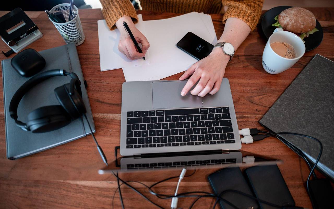 Frau arbeitet an einem Laptop