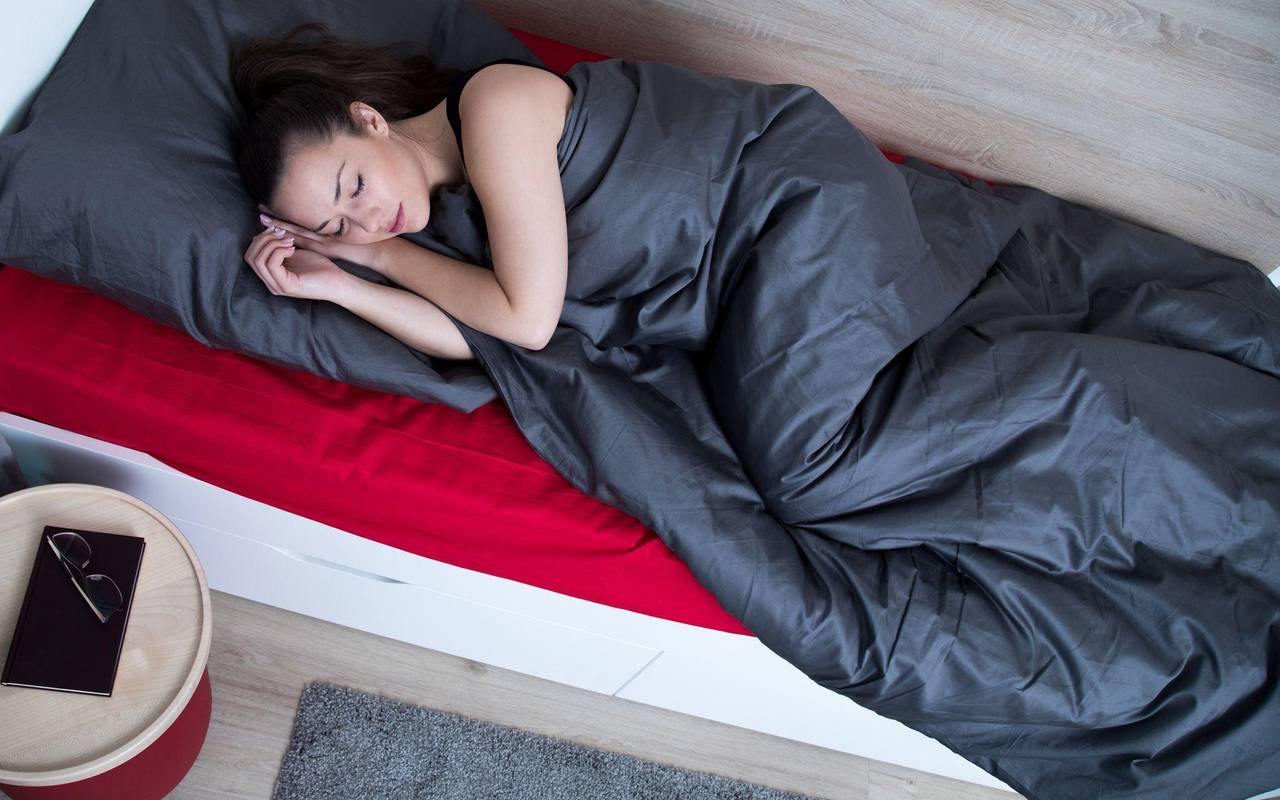 Frau schläft in einem Bett