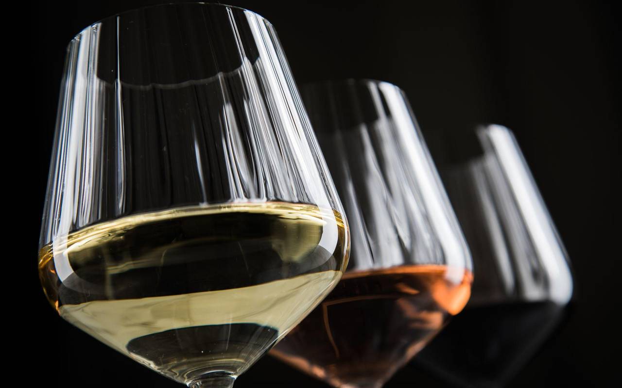 Verschiedene Weingläser stehen auf einem Tisch