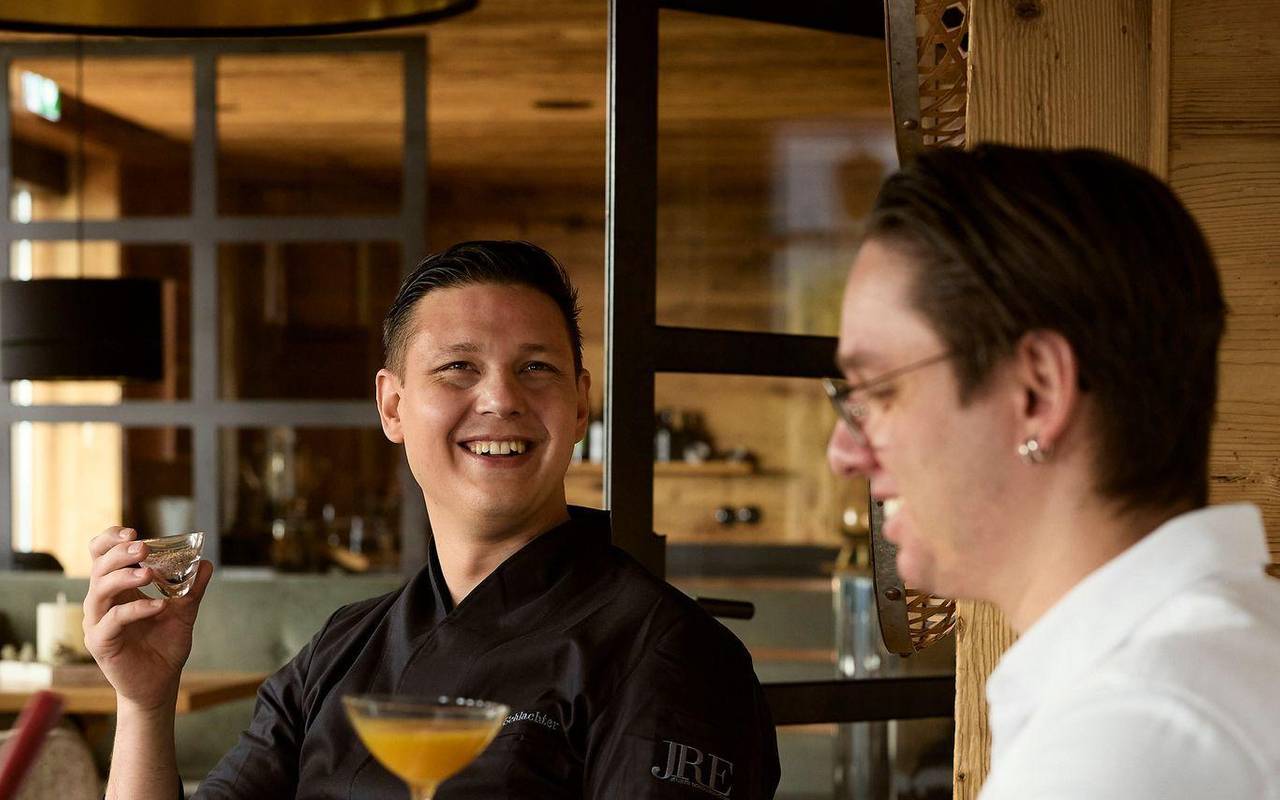 Sternekoch Simon Schlachter (l) und Barchef Martin Masch