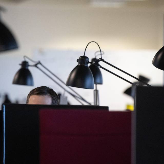 Mann arbeitet in einem Büro