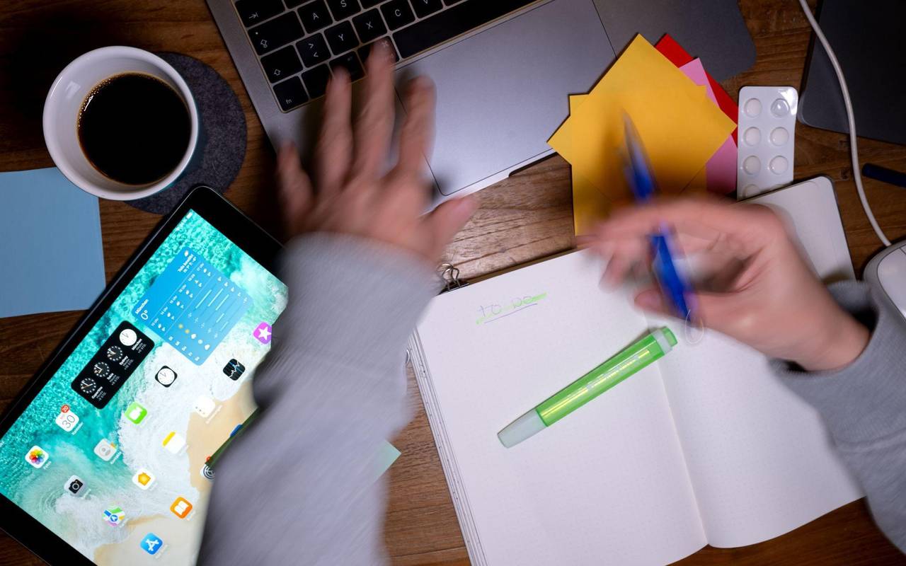 Eine Frau erstellt eine To-do-Liste