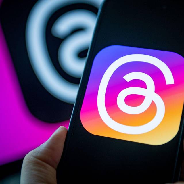 Logo der Meta App Threads auf einem Smartphone