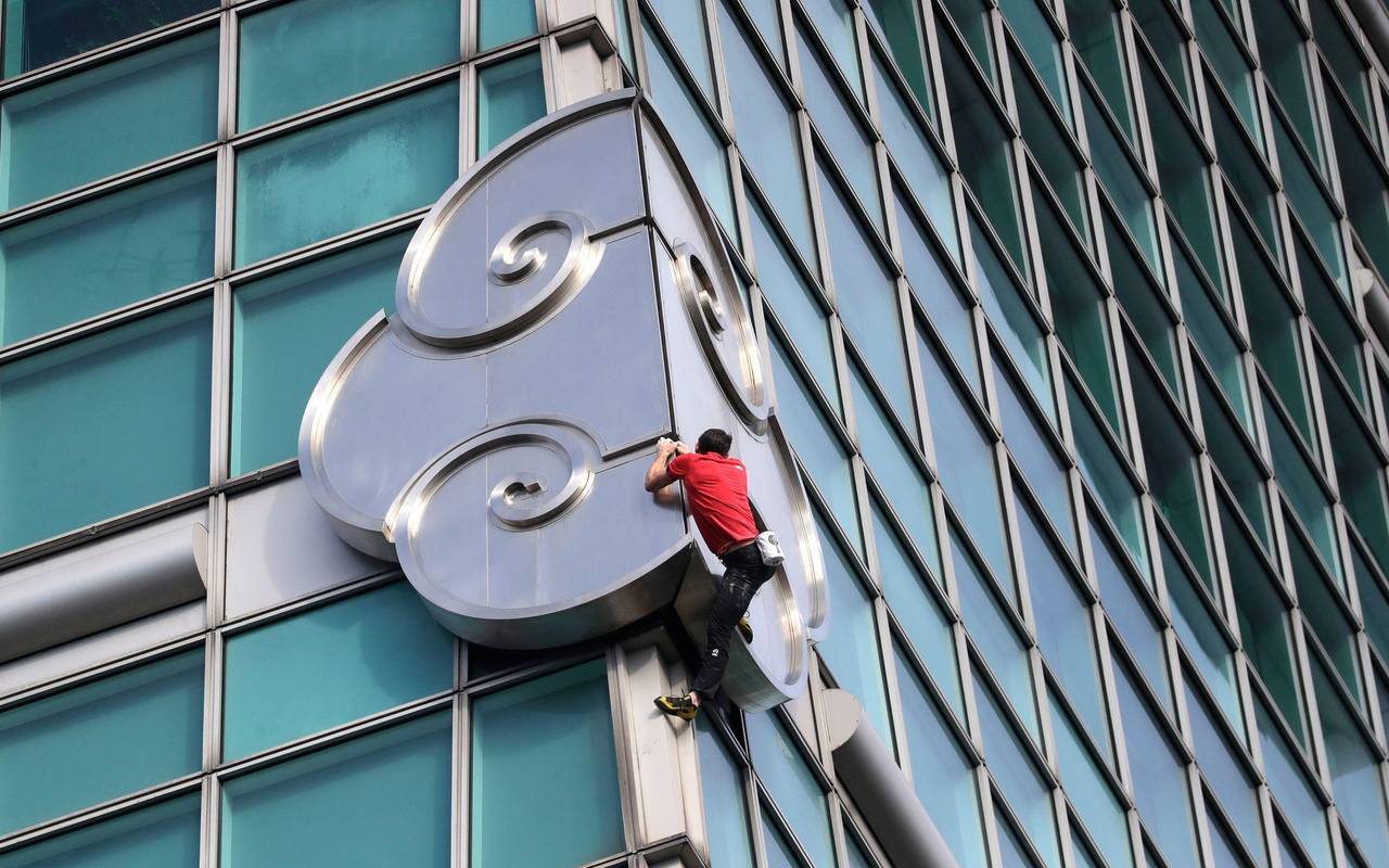 Freeclimber Honnold klettert auf Wolkenkratzer