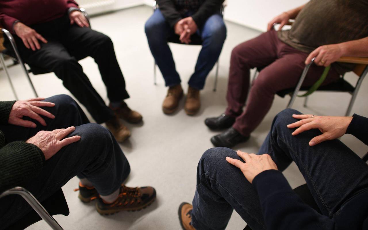 Teilnehmer sitzen gemeinsam in einer Gruppentherapie