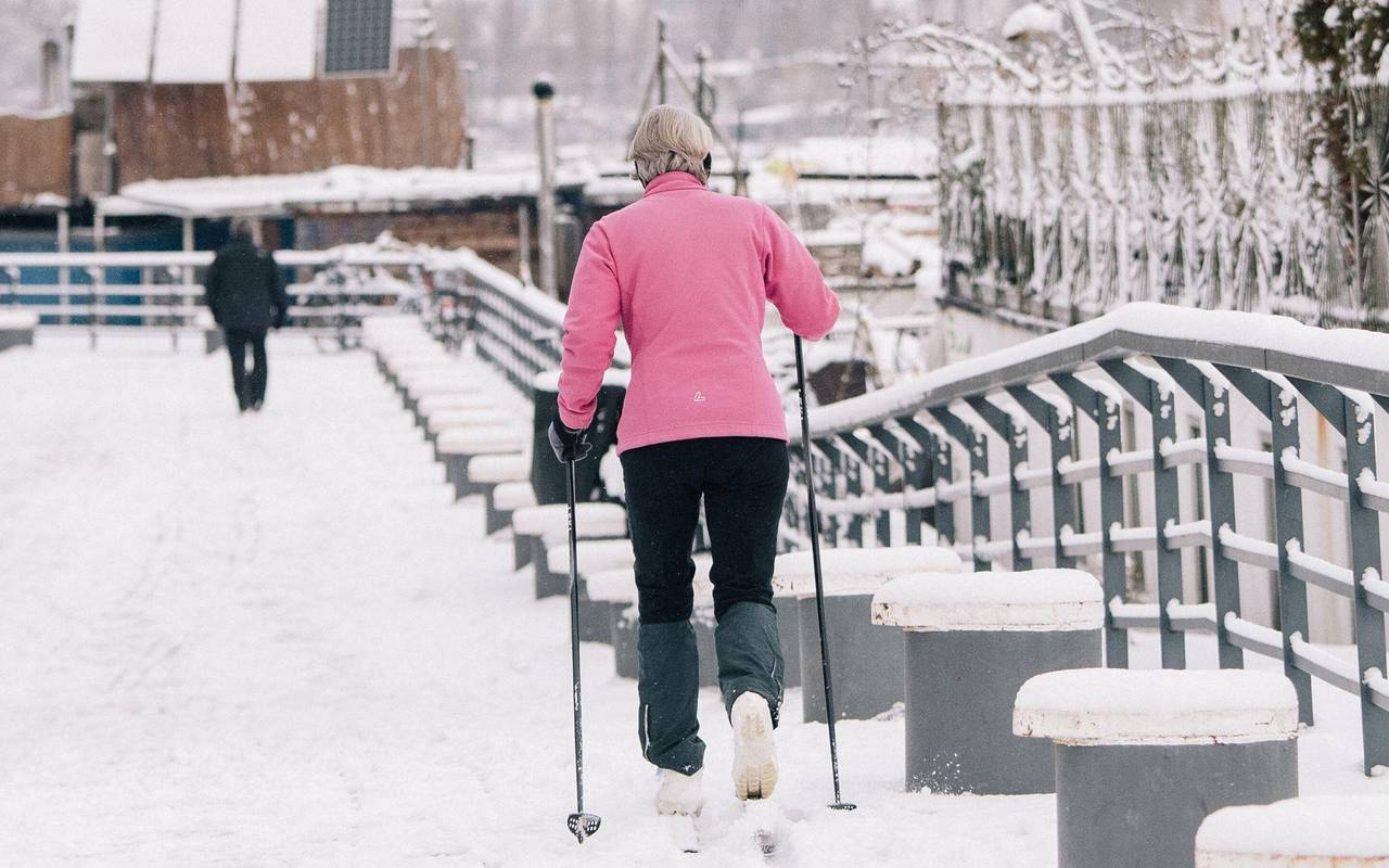 Eine Frau fährt auf einem Weg Langlauf