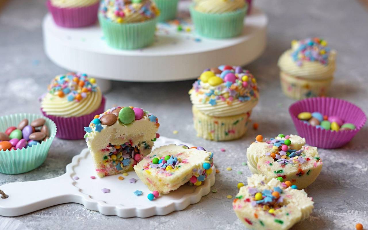 Funfetti Cupcakes mit Frosting auf einem Tisch