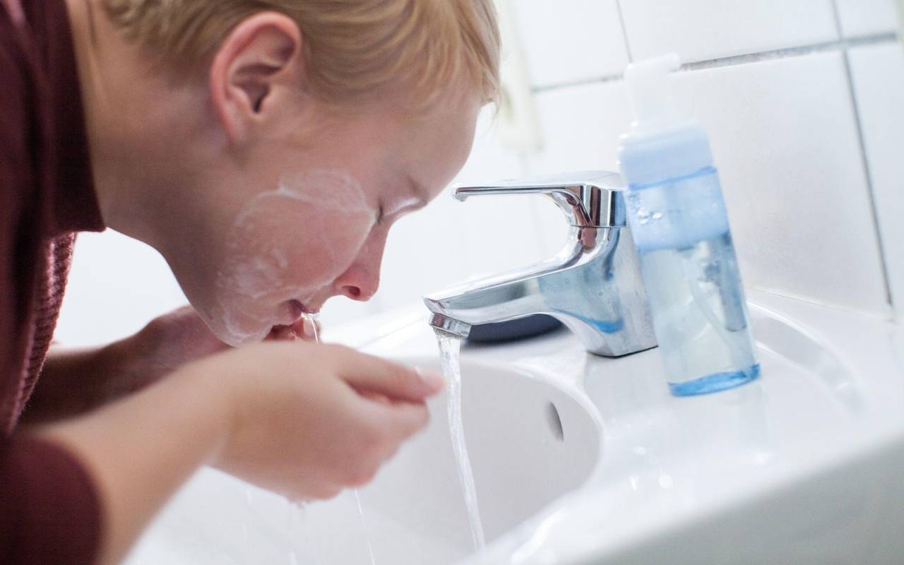 Frau wäscht sich das Gesicht