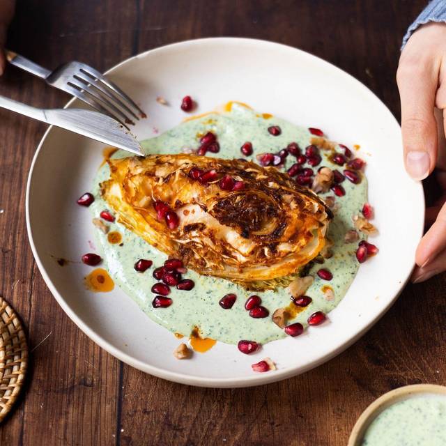 Gebackener Spitzkohl auf Kräuterjoghurt