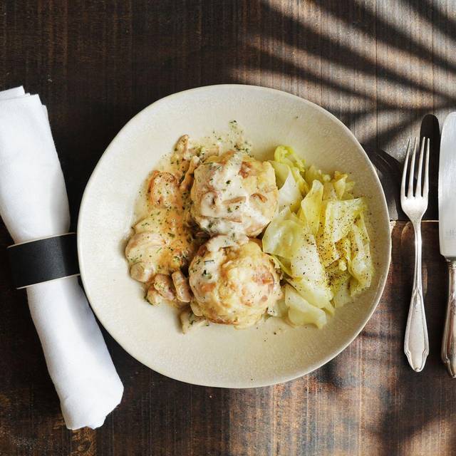 Semmelknödel mit Pilzrahmsauce und geschmortem Spitzkohl