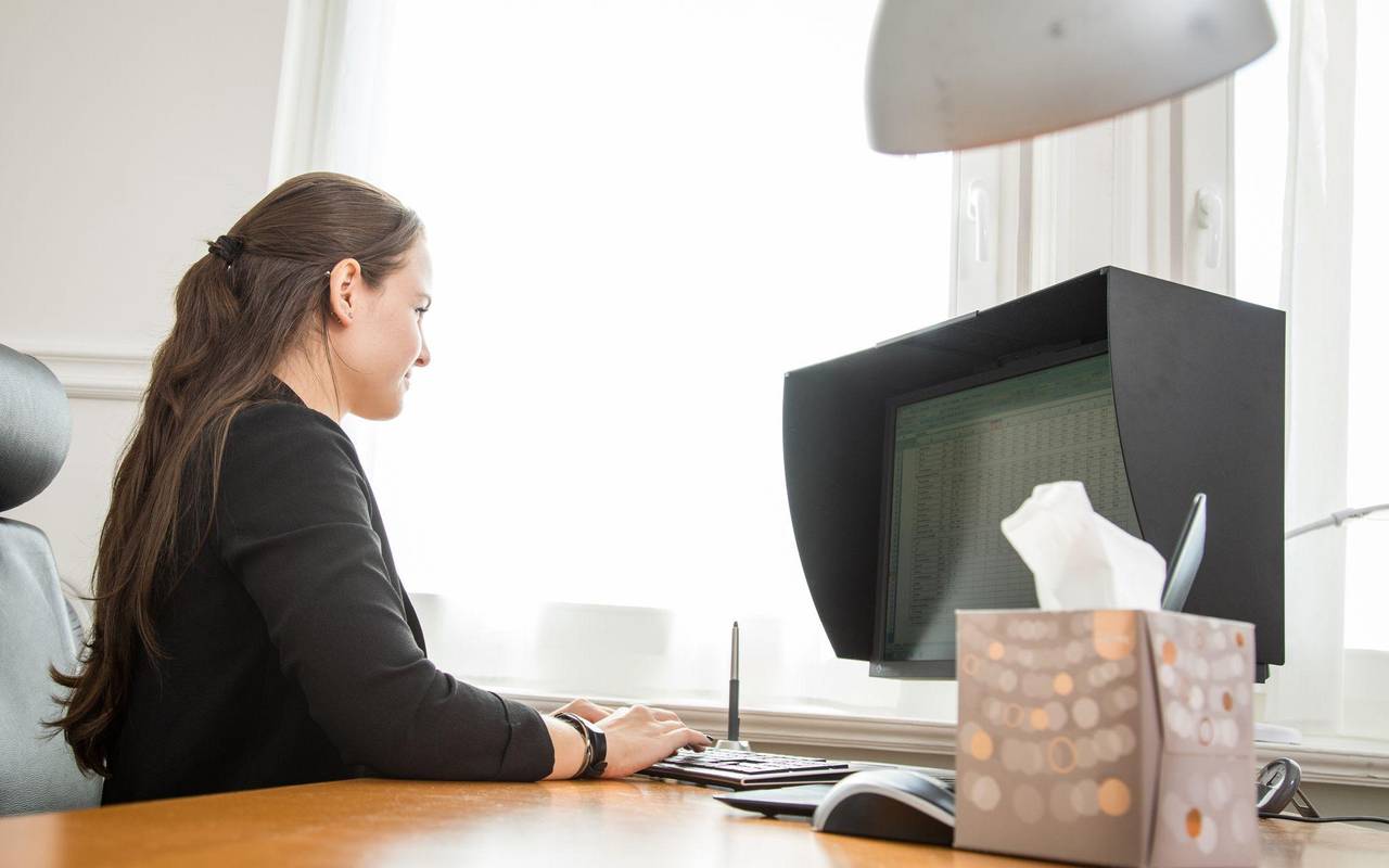 Frau arbeitet zu Hause an einem Computer