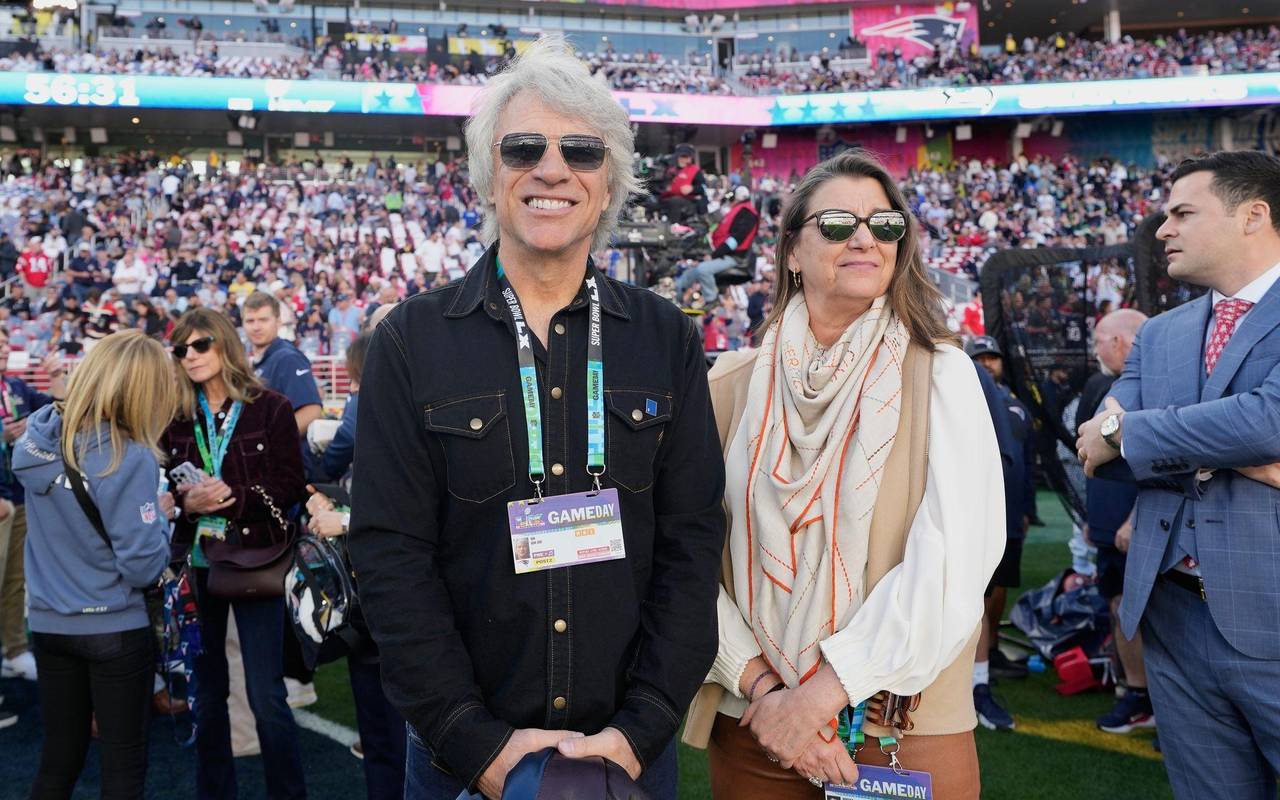 Jon Bon Jovi (l) und seine Frau Dorothea am Spielfeldrand.