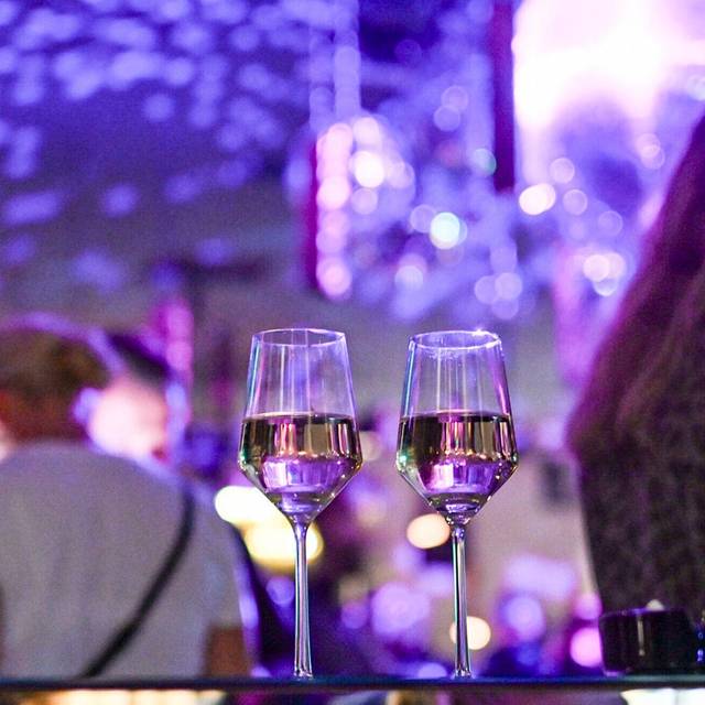 Zwei Gläser stehen unbeaufsichtigt auf einem Tisch im Club