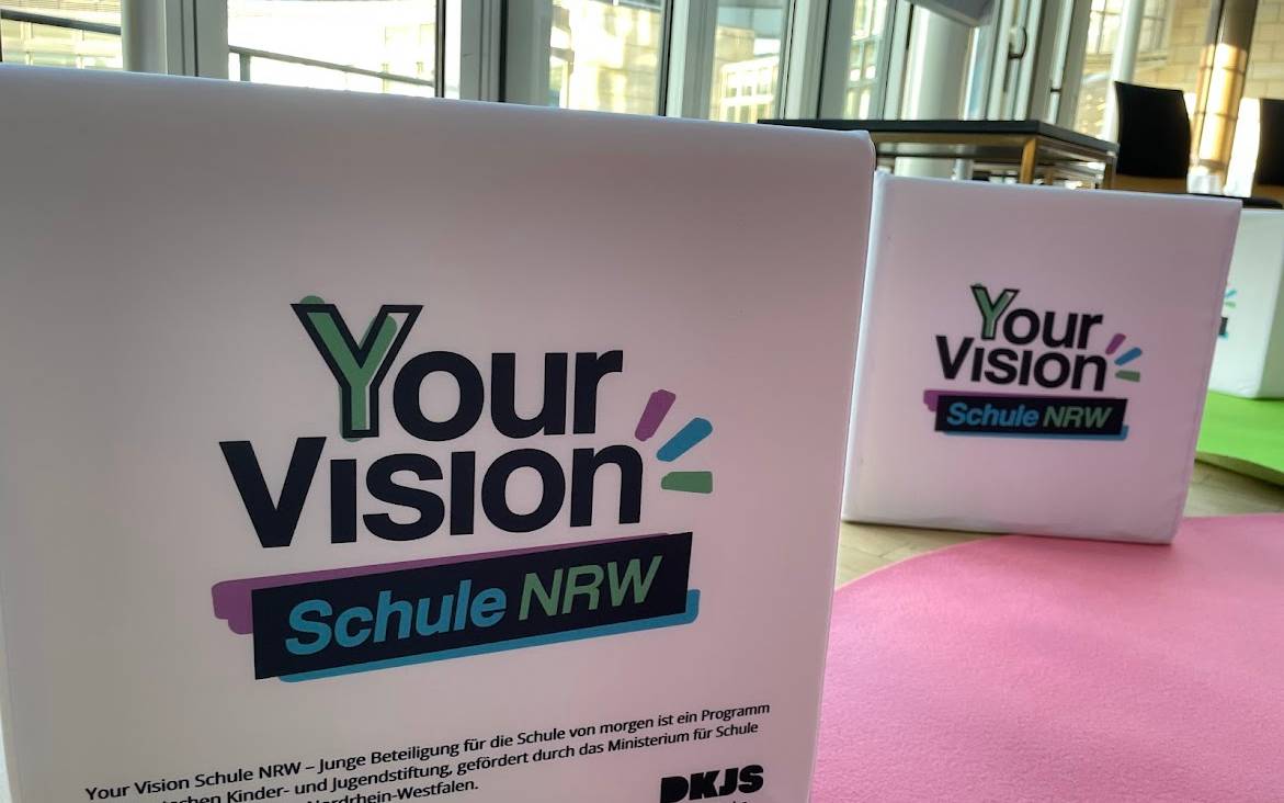 Logo von Your Vision auf Sitzwürfeln