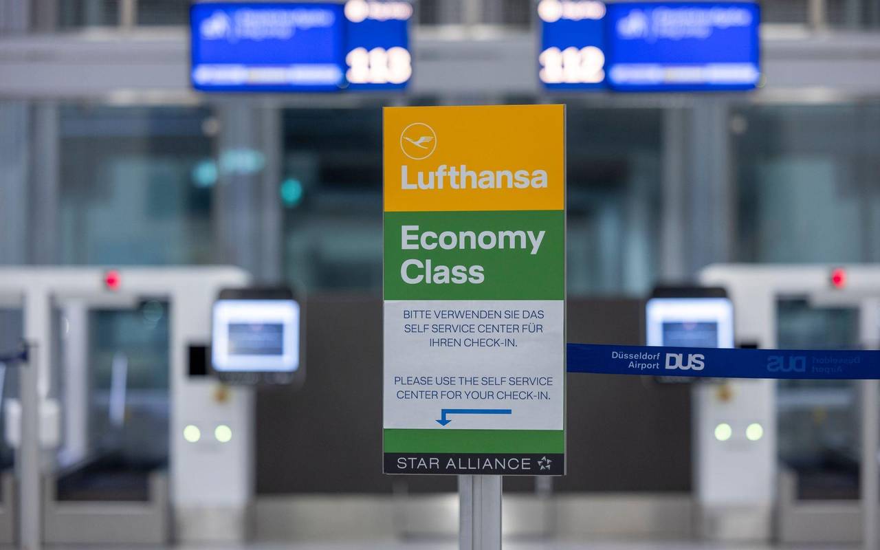 Leere Check-in-Schalter bei der Lufthansa
