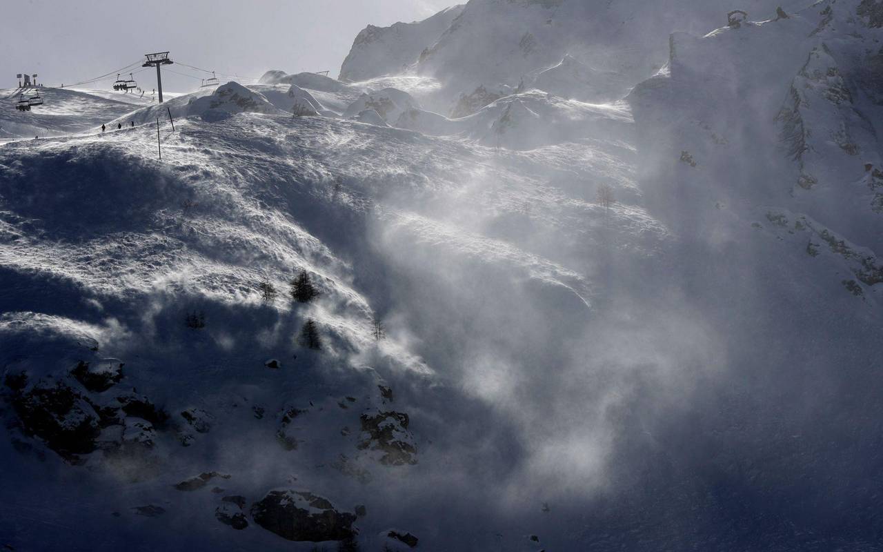 Lawine reißt drei Skifahrer in dem Alpen in den Tod
