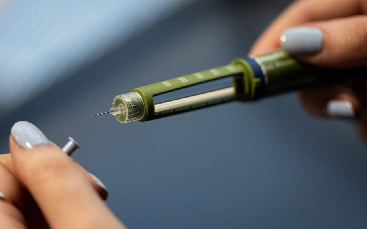 Eine Frau hält einen Insulin-Pen in der Hand