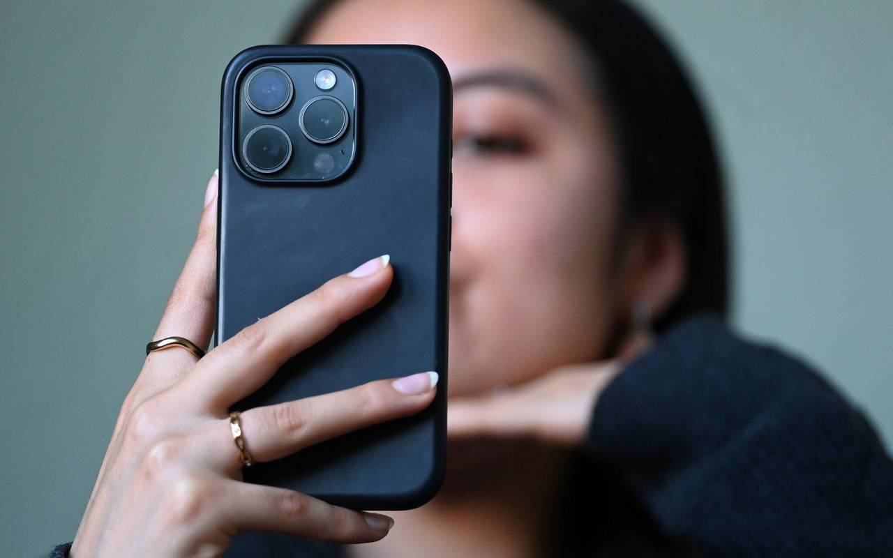 Junge Frau nimmt Selfie auf