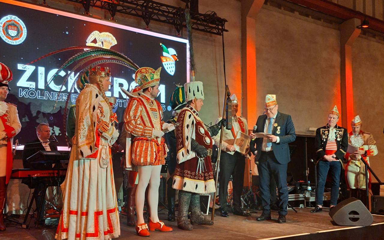 Prinz Niklas gibt Insignien zurück