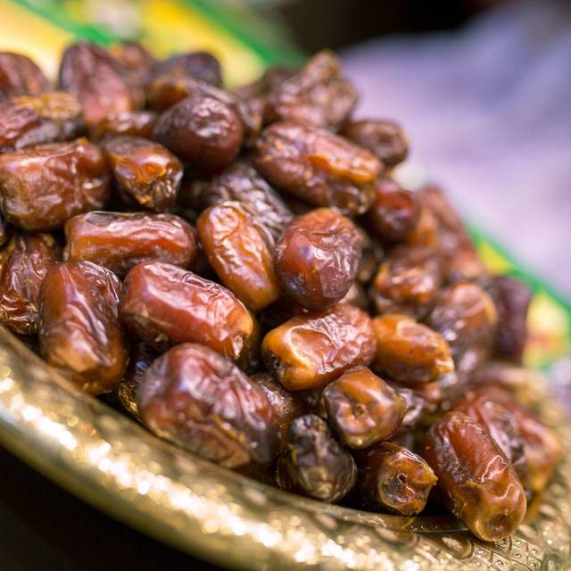 Getrocknete Datteln liegen in einer Schale