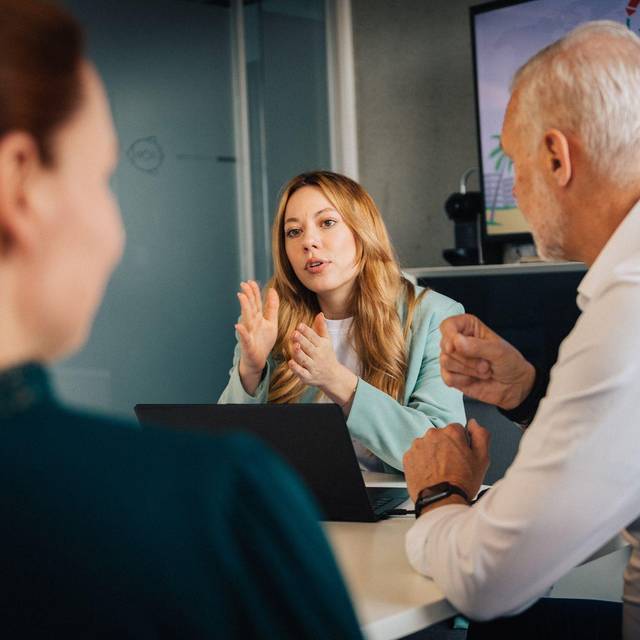 Eine Frau in einem Meeting