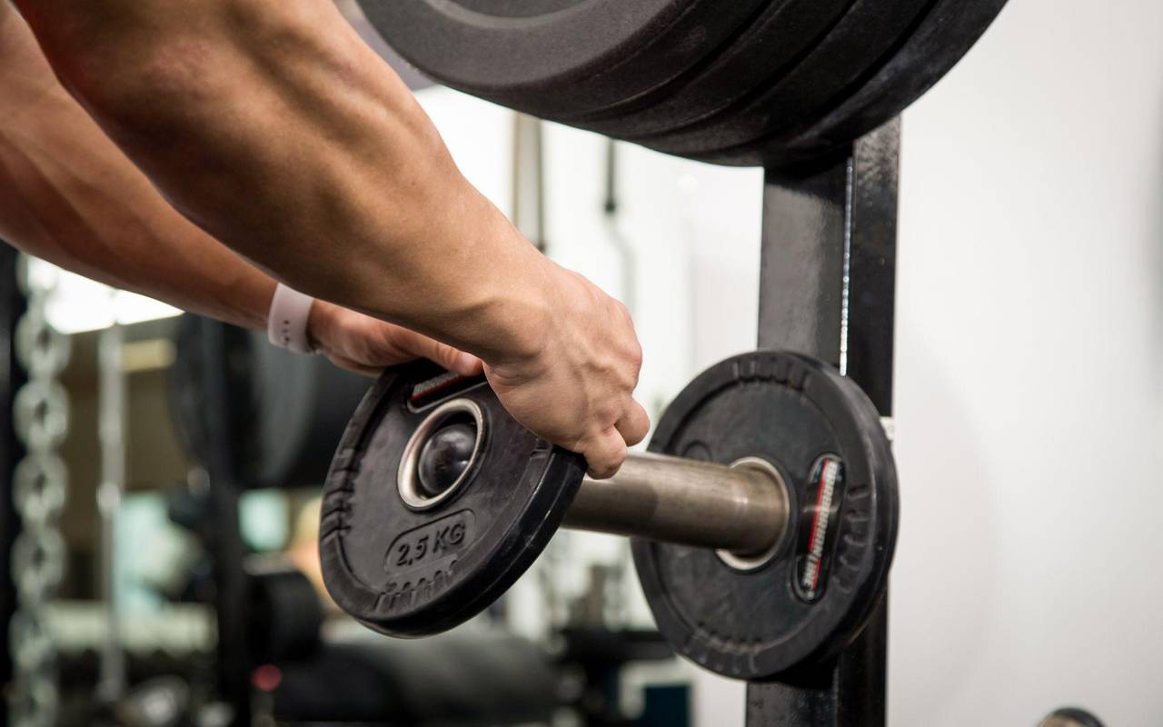 Ein Mann trainiert im Fitness-Studio