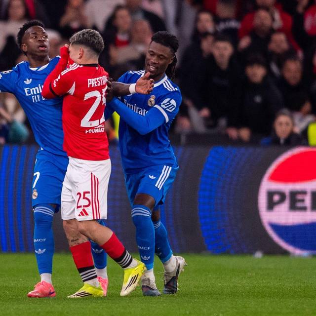 Vinicius Junior (l) und Gianluca Prestianni (m)