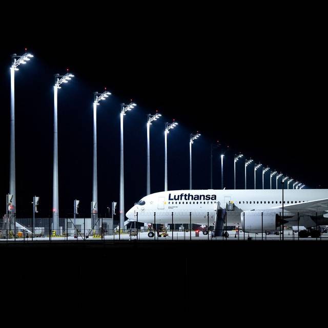 Ein Flugzeug der Lufthansa steht am Flughafen München