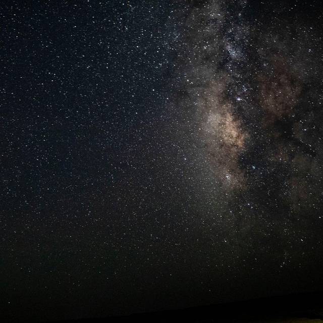 Ein Mann schaut sich den Sternenhimmel an
