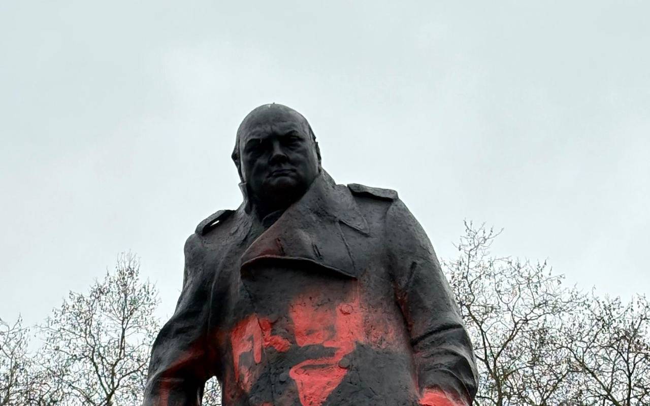 Berühmte Statue von Churchill in London beschmiert