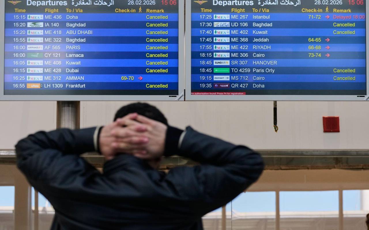 Reisender prüft die Abflugzeiten am Flughafen Beirut Rafik Hariri