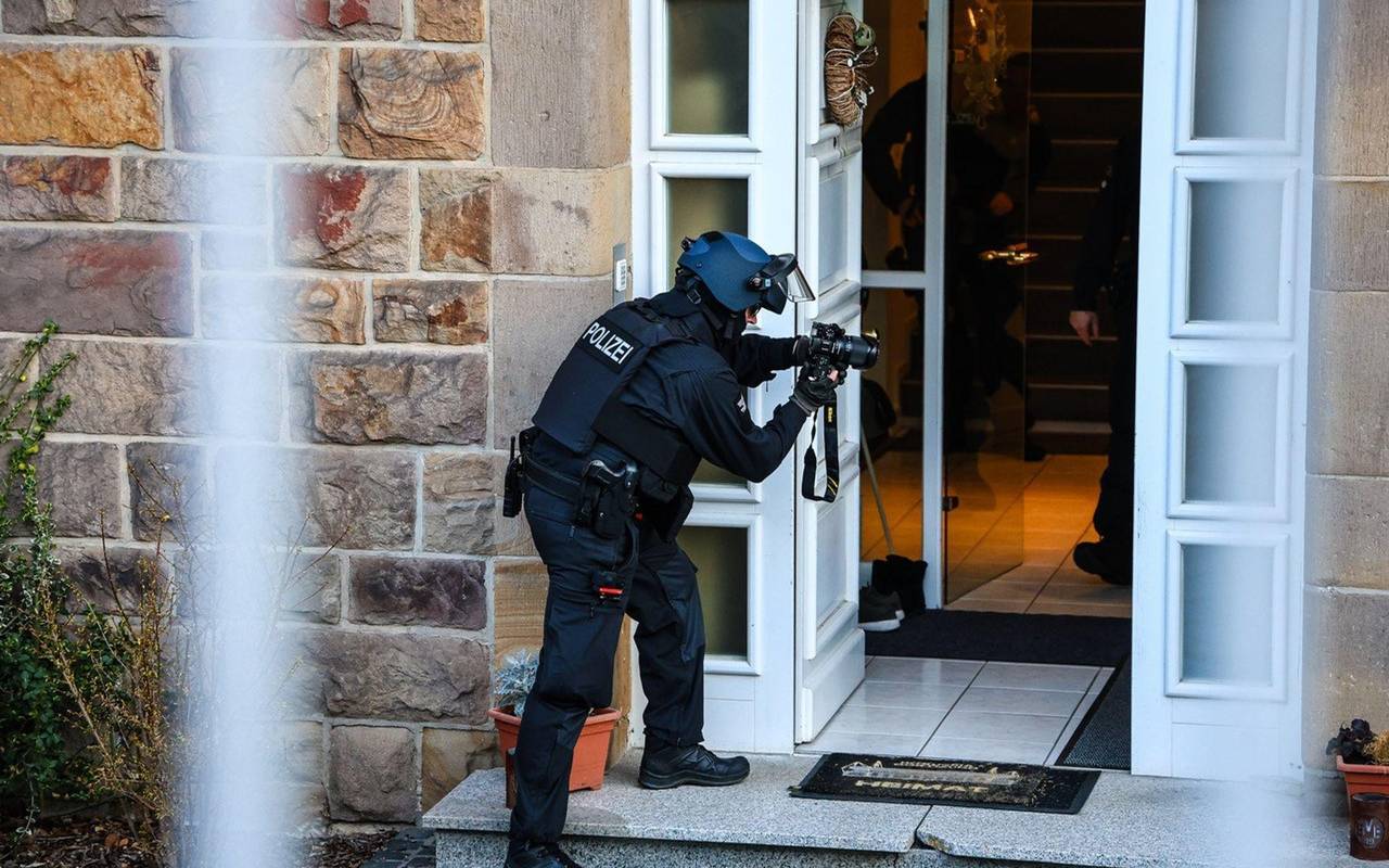 Polizei und Finanzbeamte durchsuchen Villen in Iserlohn
