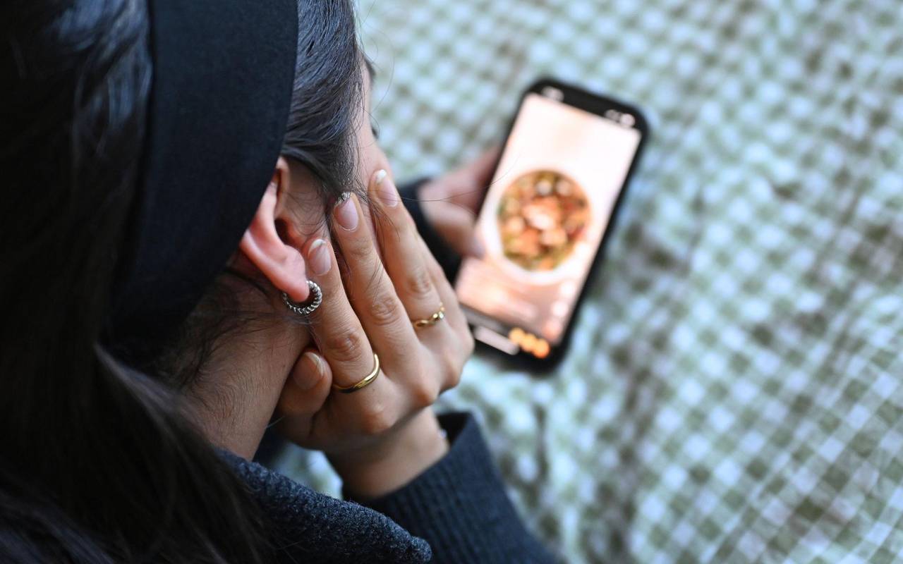 Jugendliche mit Smartphone