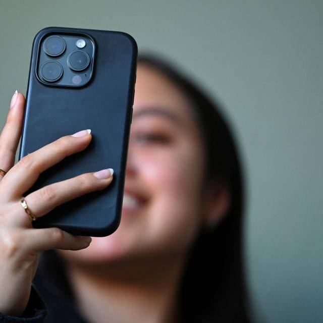 Junge Frau mit Smartphone