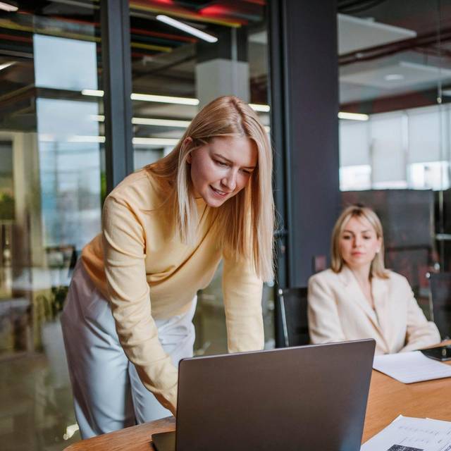 Kollegen arbeiten gemeinsam in einem Büro